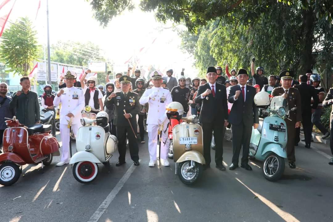Pj Bupati Bangkalan Kendarai Motor Klasik ke Lokasi Penurunan Bendera HUT RI