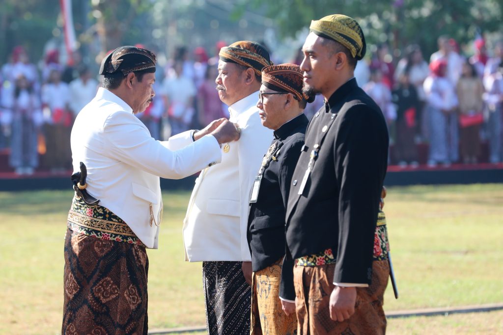 Pimpin Upacara Hari Jadi Provinsi Jateng di Salatiga, Pj Gubernur : Momen Introspeksi dan Evaluasi