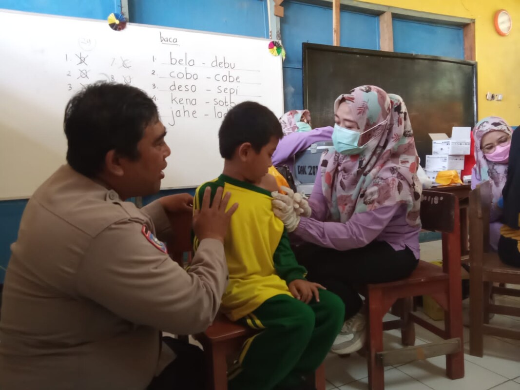 Bhabinkamtibmas Desa Warung Bambu Monitoring Pelaksanaan Jadwal Bias di Sekolah