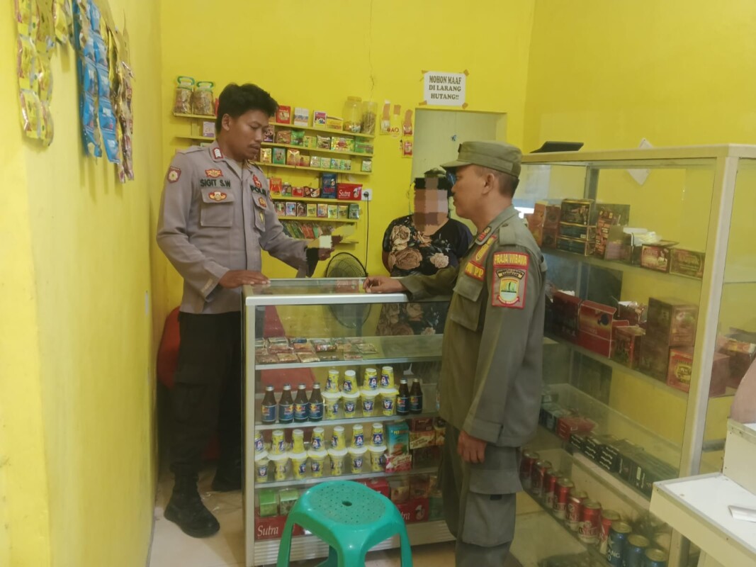 Anggota Polsek Batujaya bersinergi Bersama Pol PP Batujaya Laksanakan Razia Miras
