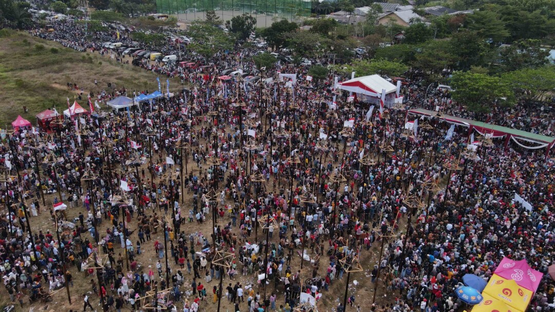 Sekda Sumsel Apresiasi Lomba Panjat Pinang Untuk Tumbuhkan Semangat Gotong Royong