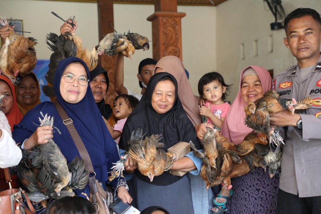Warga Plosokerep Antusias Ikuti Pelatihan Ternak Ayam dari Diskominfo