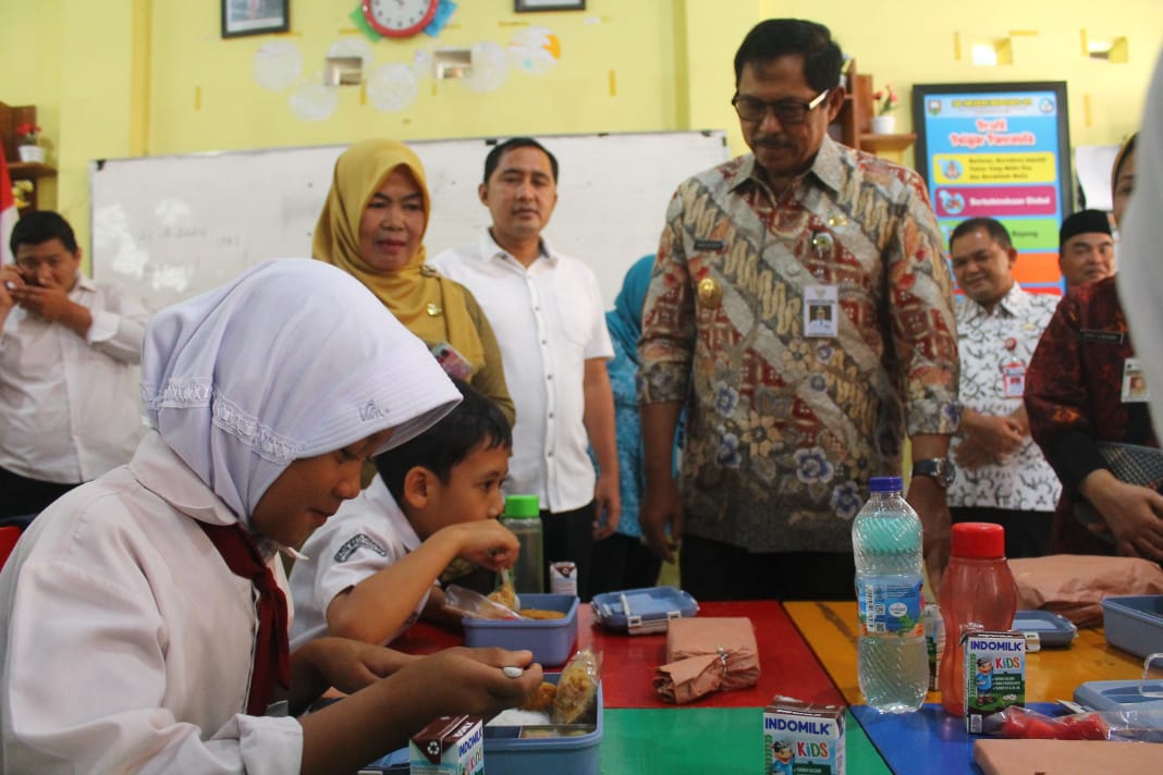 Ratusan Siswa di Desa Bedono, Antusias Santap Bistik Ayam Program Makanan Bergizi
