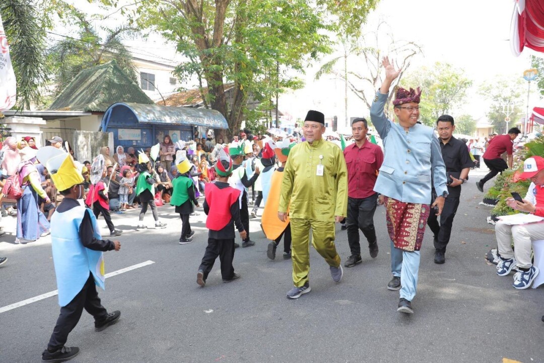 Dengan Antusias, Pj Gubernur Sugito Saksikan Pawai Karnaval HUT RI Ke-79