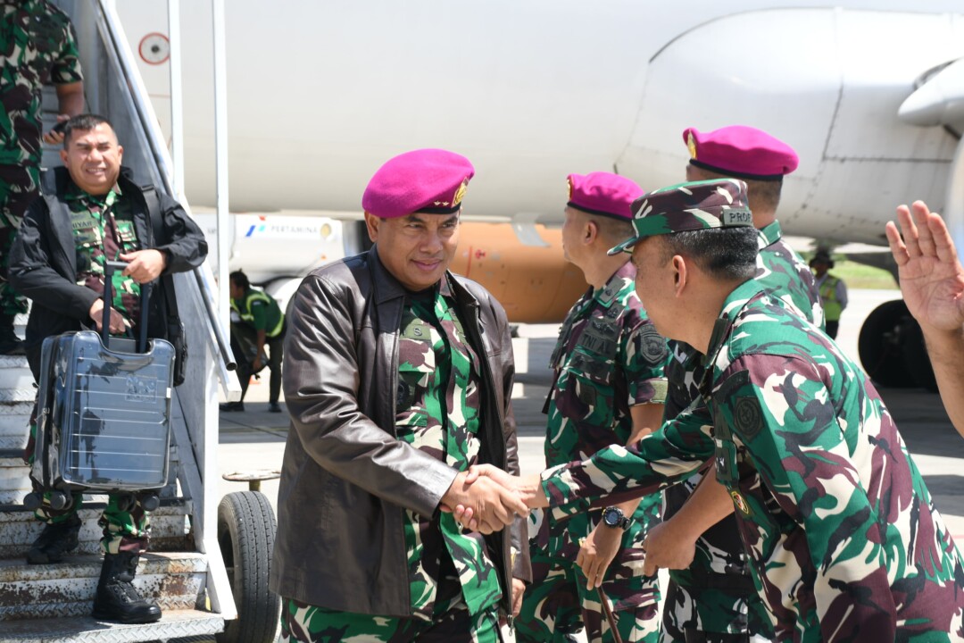 Dandim Banyuwangi Sambut Kedatangan Rombongan Pangdiv 3 Kostrad Di Bandara Blimbingsari Banyuwangi