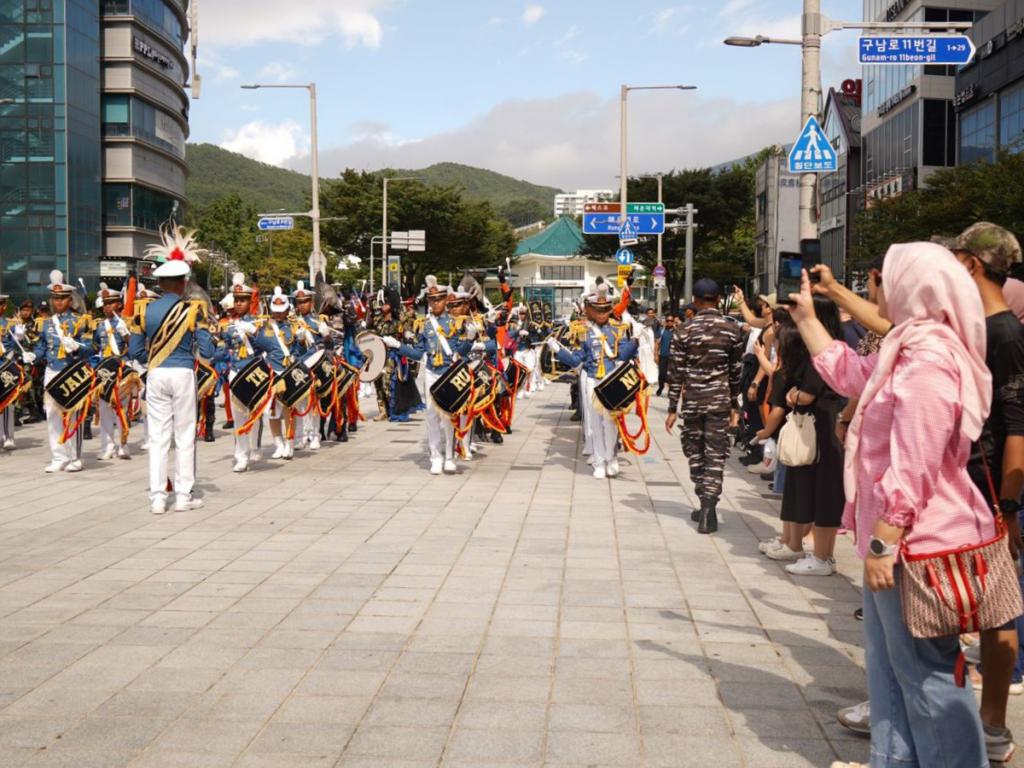 KIRAB KOTA SATGAS KJK 2024 BERHASIL PUKAU WARGA KOREA SELATAN
