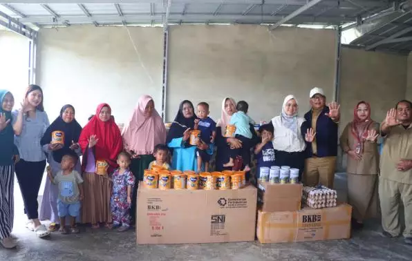 Pj Bupati Bangka Serahkan Bantuan PKMK Yang Terdampak Stunting Di Kecamatan Mendo Barat