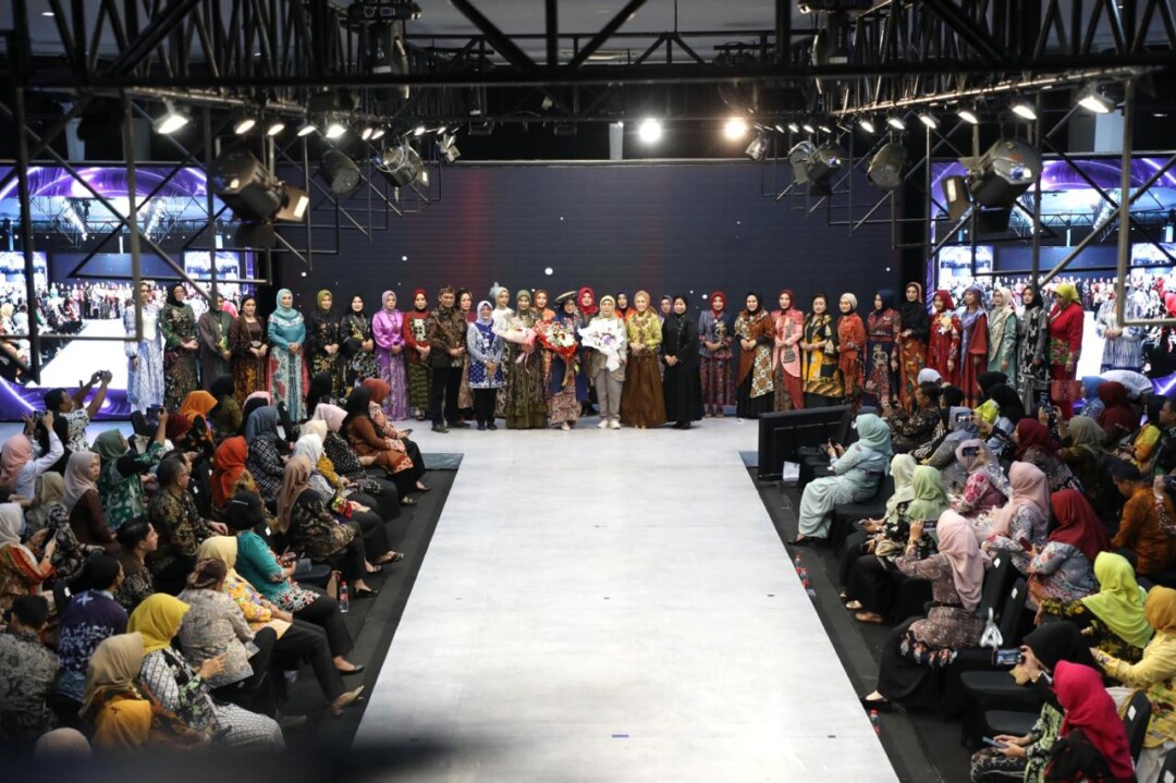 Sejumput Makna dalam Wastra Jawa Tengah, Bersama Puluhan “Peragawati Dadakan” Dekranasda