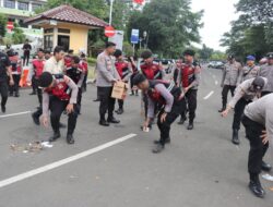 Selesai Pam Aksi Buruh, Wakapolresta Tangerang Arahkan Para Personel Lakukan Pembersihan Sampah