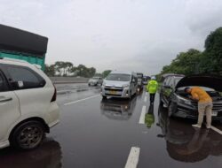 Respon Cepat Polantas di Karawang, Evakuasi Mobil Mogok di Jalur A KM 57 Tol Japek