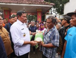 Penjabat Gubernur Jateng Tinjau Banjir Brebes, Salurkan Logistik Kebencanaan Rp478 Juta