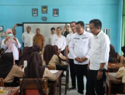 Pj Gubernur Jawa Barat Tinjau Program Makan Bergizi Gratis di SMPN 12 dan SMAN 5