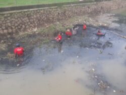 Sukseskan 100 hari Kerja Wali Kota Bekasi, Tim URC Pematusan DBMSA Bersihkan Kali