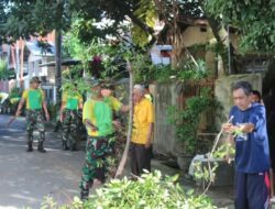 Prajurit Yonarmed 6 Kostrad dan Warga Parang Tambung Gotong Royong Bersihkan Masjid