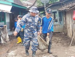 Aksi Gerak Cepat Prajurit TNI AL Bantu Masyarakat Terdampak Banjir di Situbondo