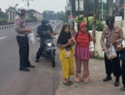 Jelang Buka Puasa, Polsek Jatisari Melaksanakan Giat Berbagi Takjil Gratis Untuk Masyarakat