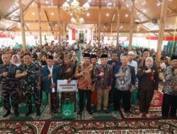 Bupati Bangkalan Serahkan Bantuan Baznas untuk Masyarakat Tidak Mampu dan Guru Ngaji