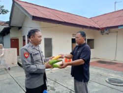 Bhabinkamtibmas Polsek Telagasari Bagikan Hasil Panen Jagung untuk Dukung Program Ketahanan Pangan