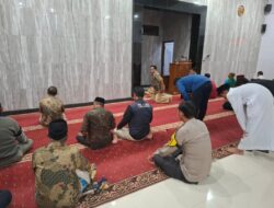 Bhabinkamtibmas Polsek Rengasdengklok Giat Sholat Taraweh Berjamaah Di Masjid Al Fikri Desa Kutakarya
