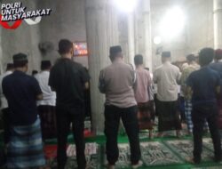 Kanit Propam Polsek Rajeg Bripka Andri laksanakan Sholat Tarawih Keliling di Desa Lembangsari