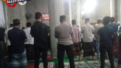 Kanit Propam Polsek Rajeg Bripka Andri laksanakan Sholat Tarawih Keliling di Desa Lembangsari
