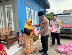 Jumat Berkah, Kapolsek Pasar Kemis Polresta Tangerang Bagikan Sembako Kepada Warga Yang Membutuhkan