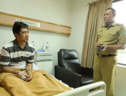 Wali Kota Bekasi Tri Adhianto Kunjungi Satpam Korban Penganiayaan di RS Mitra Keluarga Bekasi Barat