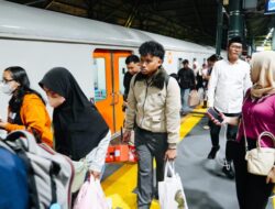 Menggunakan Kereta dan Bus, PSI Berangkatkan Ratusan Pemudik Secara Gratis