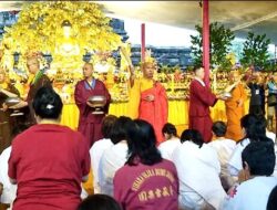 Air Suci Waisak Disakralkan Umat Buddha di Candi Mendut