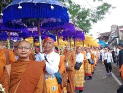 Kirab Waisak, Ribuan Umat Buddha Berjalan Kaki dari Candi Mendut ke Borobudur