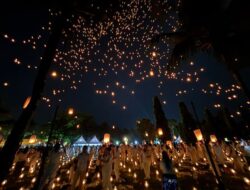 Ribuan Lampion Waisak Warnai Langit Borobudur