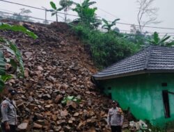 Polsek Lebak Gedong Polres Lebak Bergerak Cepat Tangani Tanah Longsor