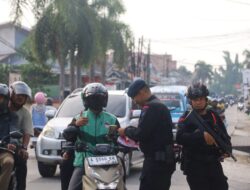 Brimob Polda Banten Bagikan 1.500 Bendera Merah Putih Sambut HUT ke-80 RI