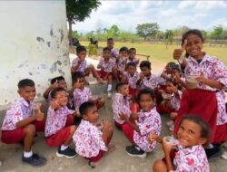 Cinta Tanah Air Semanis Bubur Kacang Ijo! Pos Salore Yonarmed 12 Kostrad Berbagi Kebahagiaan di SDN 1 Salore!