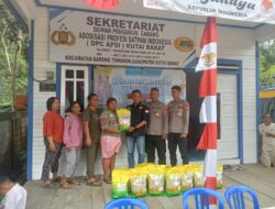 Polres Kutai Barat dan APSI Bagikan Beras Gratis untuk Warga Mencimai