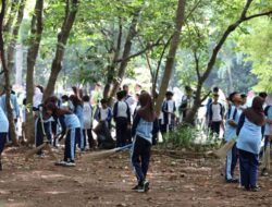 Bekasi Bergerak! Walikota Tri Ajak 300 Siswa Bersih-Bersih Hutan Kota: Jaga Lingkungan, Eratkan Persaudaraan!