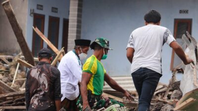 Gotong Royong TNI-Rakyat: Yonzipur 10 Kostrad Bersihkan Lumajang dari Abu Semeru