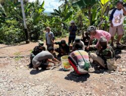 Solid Bersama Rakyat! Satgas Pamtas Yonarhanud 2 Kostrad Perbaiki Jalan Rusak di Desa Inbate TTU
