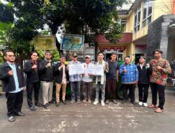 Mahasiswa KKM STAI Al Hidayah Bogor Tutup Kegiatan dengan Sosialisasi Peduli Lingkungan dan Penyerahan 2 Gerobak Sampah di Balumbang Jaya
