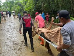 Personel Satsamapta Polres Kutai Barat Evakuasi TKP Kecelakaan Kerja di Kampung Juhan Asa