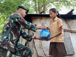 Berkah di Garis Batas: Satgas Pamtas RI-RDTL Sektor Timur ‘Jum’at Berkah’ Bawa Semangat dan Sembako ke Umanen