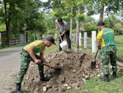 “Gotong Royong Menuju Natal”: Yonarmed 12 Kostrad Perbaiki Jalan Akses Gereja Fatuketi di Perbatasan Belu
