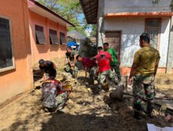 Satgas Yonzipur 10 Kostrad Bersihkan SDN Karang Bundar Pasca Banjir Bandang