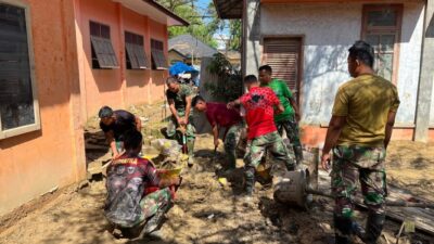 Satgas Yonzipur 10 Kostrad Bersihkan SDN Karang Bundar Pasca Banjir Bandang