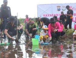Jaga Ekosistem Pesisir, Polres Probolinggo Kota Tanam Mangrove di Pantai Permata