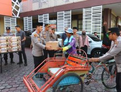 Sambut Hari Bhayangkara ke-80, Polres Probolinggo Kota Bagikan 70 Paket Sembako untuk Warga Kurang Mampu, Tukang Becak hingga Driver Ojol