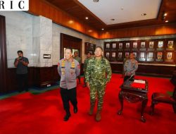 Kapolri Perkuat Soliditas TNI-Polri Lewat Silaturahmi dengan Panglima TNI di Mabes TNI