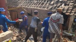 Polri Hadir di Tengah Warga, Bersihkan Puing Pascaledakan di Panimbang