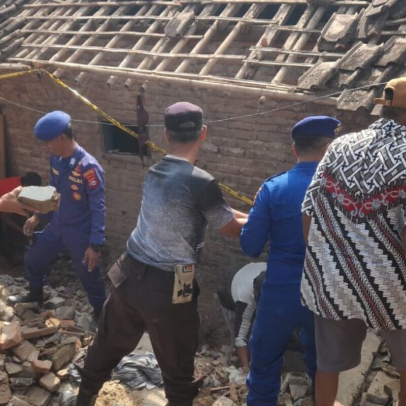 Polri Hadir di Tengah Warga, Bersihkan Puing Pascaledakan di Panimbang