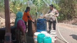 Polisi Dampingi Distribusi Air Bersih untuk Warga Desa Sumber Kramat